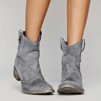 HENLEY / COWBOY BOOTS