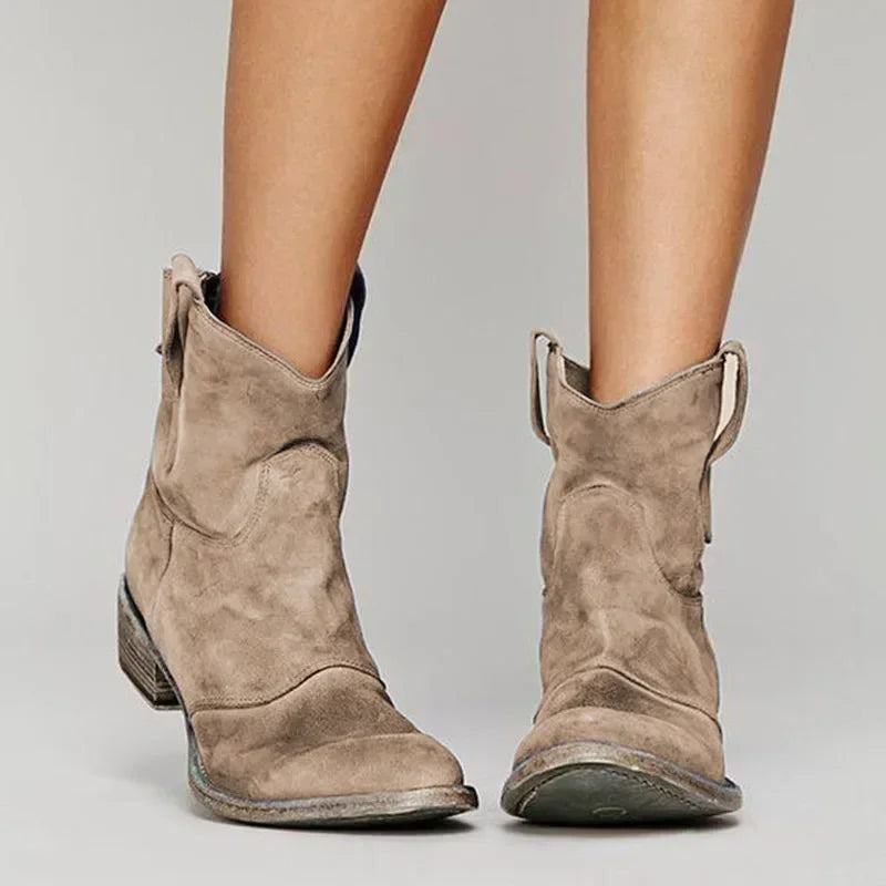 HENLEY / COWBOY BOOTS