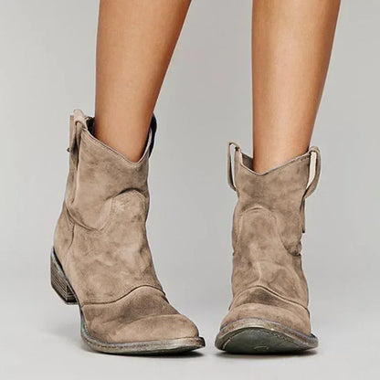 HENLEY / COWBOY BOOTS